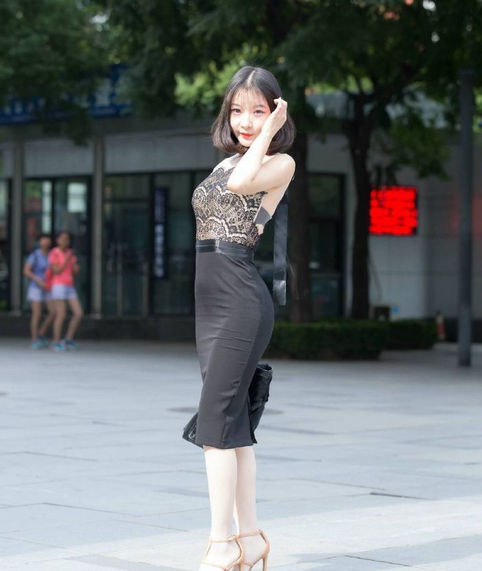 秀色可餐|街拍:秀色可餐的美女,一件白色背心配浅色短裤,青春活力气息