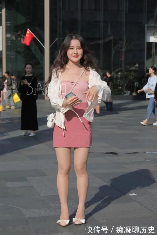 美女|街拍美女这身穿搭太惊艳,温婉大气尽显女人味,满满的轻熟风