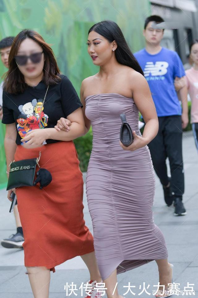 这身衣服|欧美风的妆容,当然要配欧美风的衣服,设计感连衣裙就不错