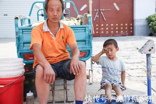 西红柿|37度高温，农村2岁娃跟着爷爷做生意，土豆当玩具，看得心疼