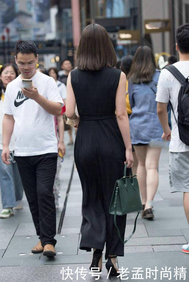 打底裤|街拍:黑色V字领连体裤,展现清静自然的美姿