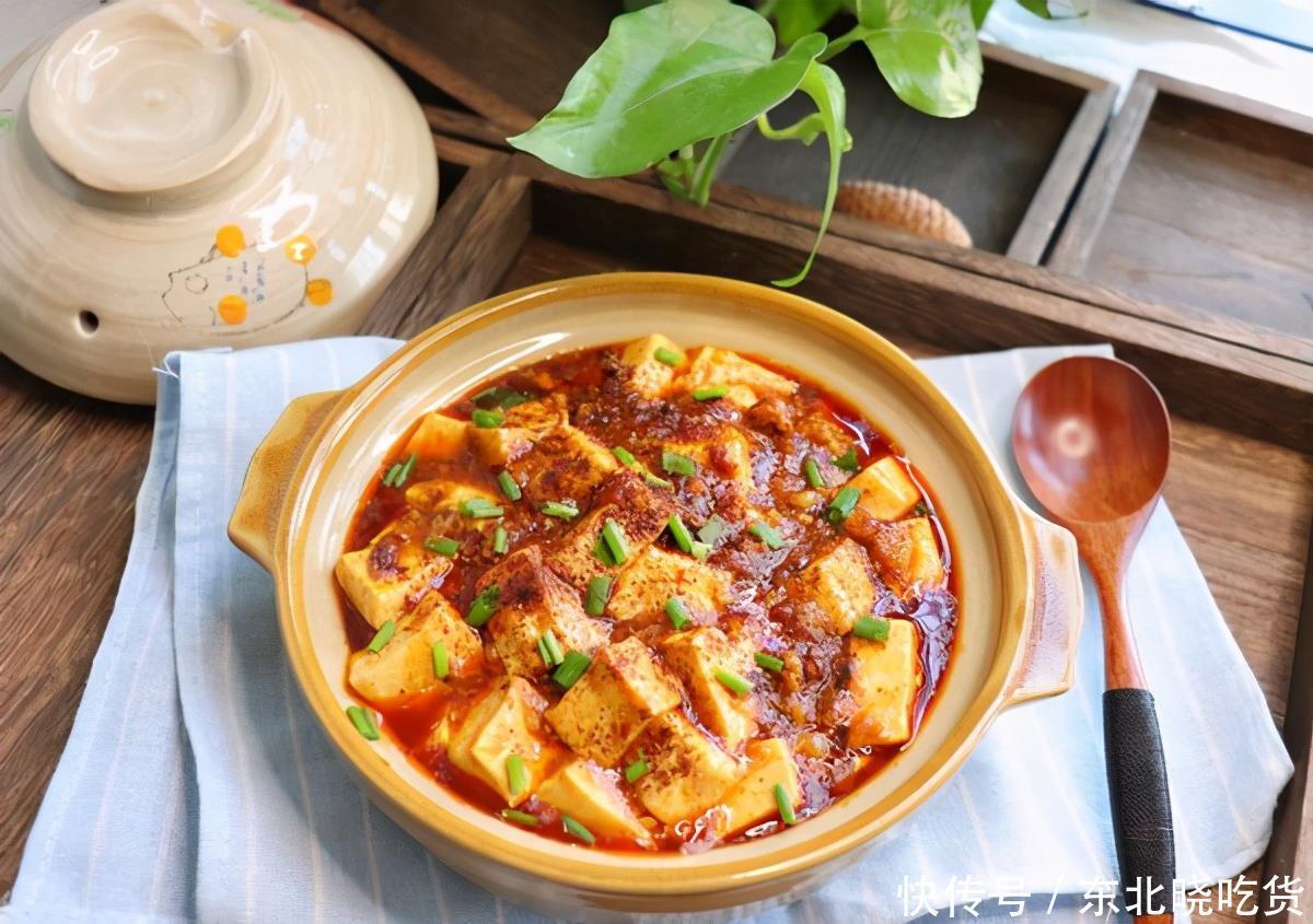 川菜经典的麻婆豆腐,嫩滑可口,香辣下饭,一上桌家人就抢着吃
