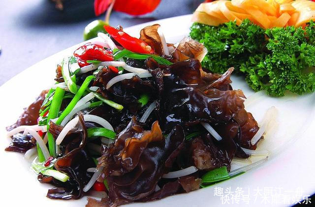  入锅内|肉末木耳，直接下锅就错啦，难怪不脆不入味，大厨这样做才对