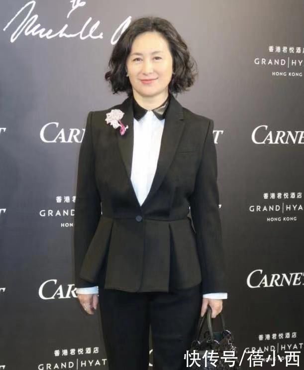 穿搭|何超琼换了清爽短发减龄至少20岁，穿粉色上衣配短裤，秀出豆腐腿