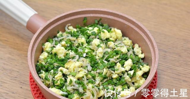 中筋面粉|早餐吃一屉鸡蛋虾皮韭菜包子,营养美味,软嫩口感,特别好吃!