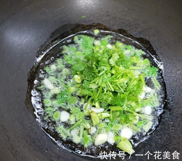 小炒泡馍,馍筋爽滑,料重味纯,酸辣开胃!