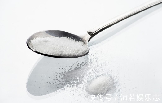 白色衣服发黄怎么办教你4个清洗衣服小妙招,轻松清洗发黄衣服