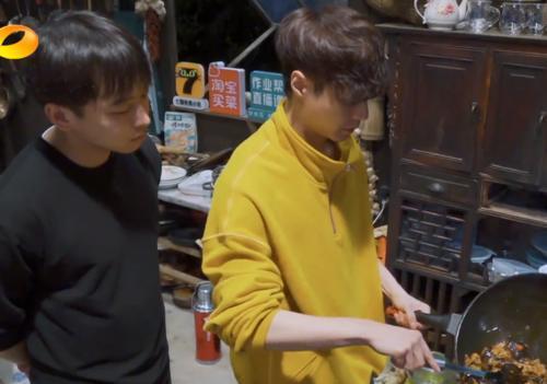 張藝興|張藝興當(dāng)主廚做飯,味道好不好?鏡頭掃到桌上后,真相藏不住了