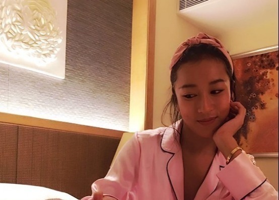 吉克雋逸首次曬出自己的家，家里隨便一張椅子，上面都有繡花雕刻！