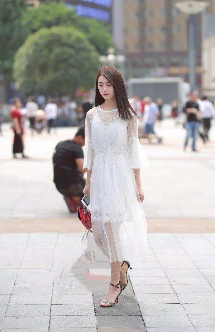 美女穿上高跟鞋，秀出美腿更有自信