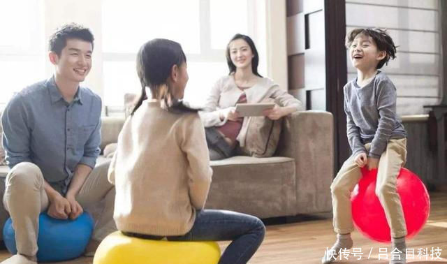 孩子|双胞胎姐妹一个喝牛奶,一个喝豆浆,长大后的差距让人心疼