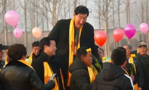 第一男|中国第一男巨人鲍喜顺:12年前不听医生建议生下儿子,如今怎样了