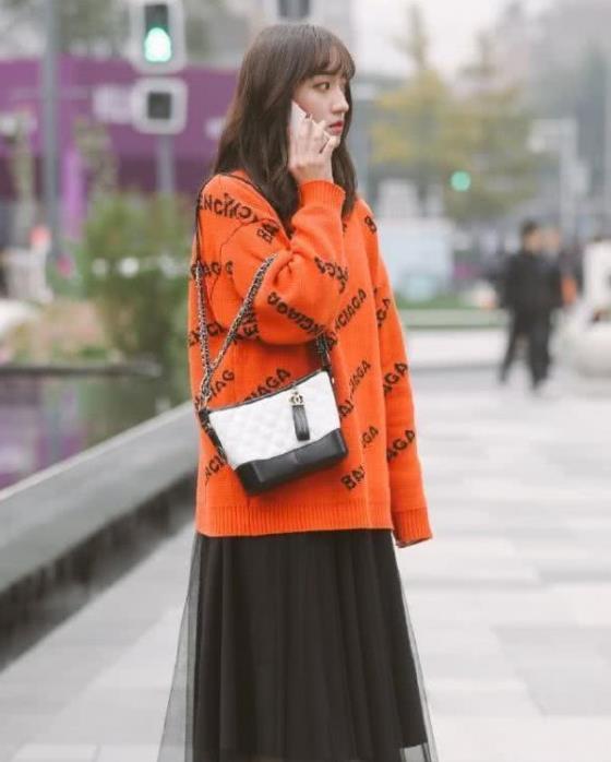 穿搭真|街拍:穿黑色蕾丝裙的美女,成熟有韵味,撩发的姿势洒脱大气