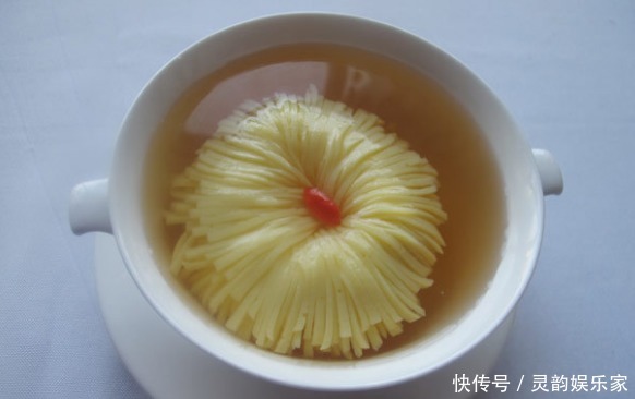 米其林大厨秀刀工,将面包切出80片,中国厨师看后,默默拿出了它