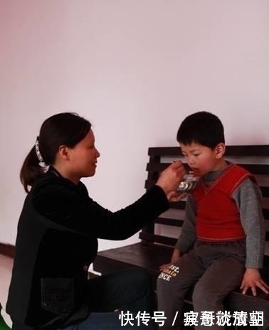 宝妈|给娃喂饭要注意,这些看似寻常的行为,对宝宝来说可能是一种伤害