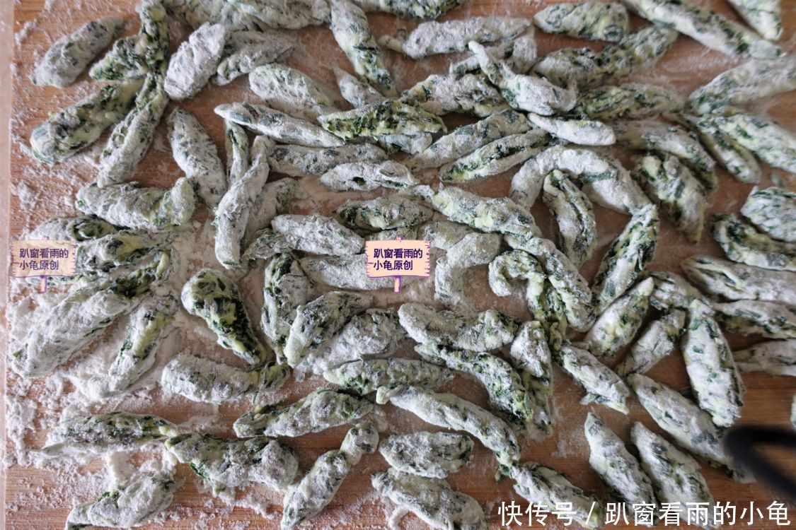 春天,韭菜还有啥新吃法?教你用1个西红柿、1把剪刀来做,老少皆宜,好吃!