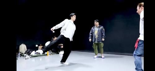 这就是街舞|王一博《街舞》预告，奶膘一嘬，眉头一皱发现事情并不简单