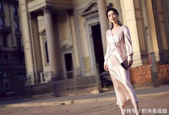 黄圣依真有“国际范”,穿粉色缎面连衣裙亮相时装周,高级大气插图1 黄圣依真有“国际范”,穿粉色缎面连衣裙亮相时装周,高级大气插图1