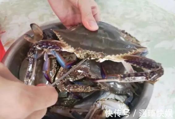 蒸螃蟹时,千万别直接上锅蒸,多加这一步,螃蟹不掉腿