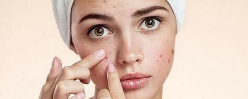 脸上长痘先涂药还是护肤品