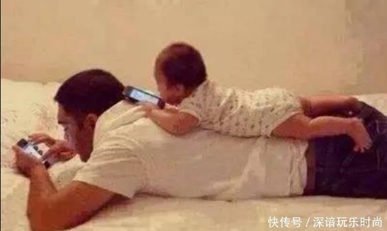 回家|爸爸带双胞胎儿子出去玩,快天黑了都没回家,妈妈找到后哭笑不得