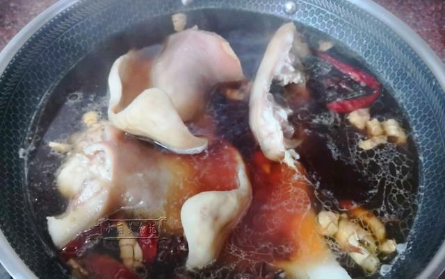 卤料|遇到这肉别手软,18块1斤,整个买回家,比牛羊肉强,卤着吃最香