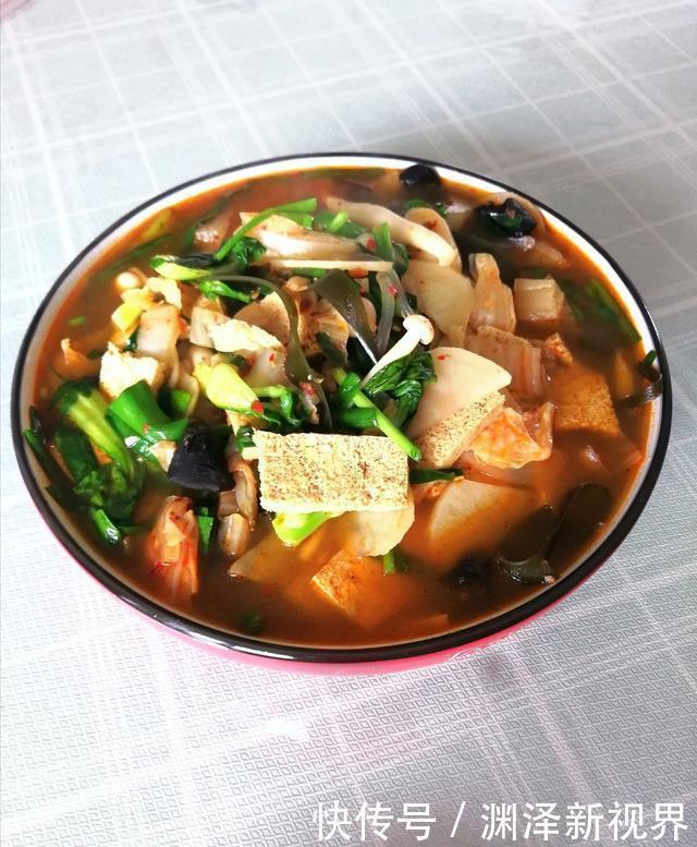 老婆偷懒没炒菜，十几样蔬菜一锅烩，丈夫孩子却说吃得太过瘾了