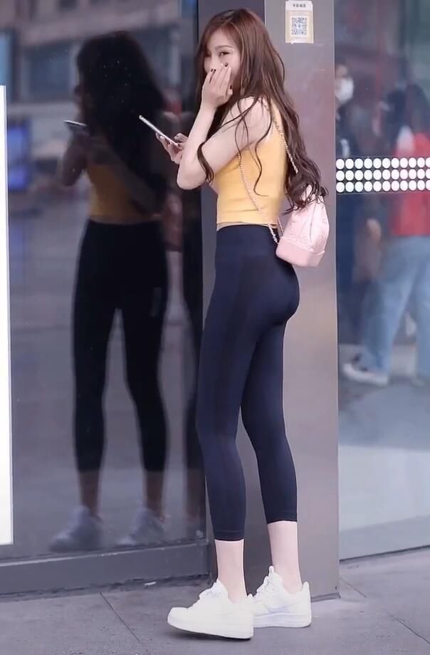 妹子|妹子喜欢运动,瑜伽裤外穿,将紧身的美进行到底