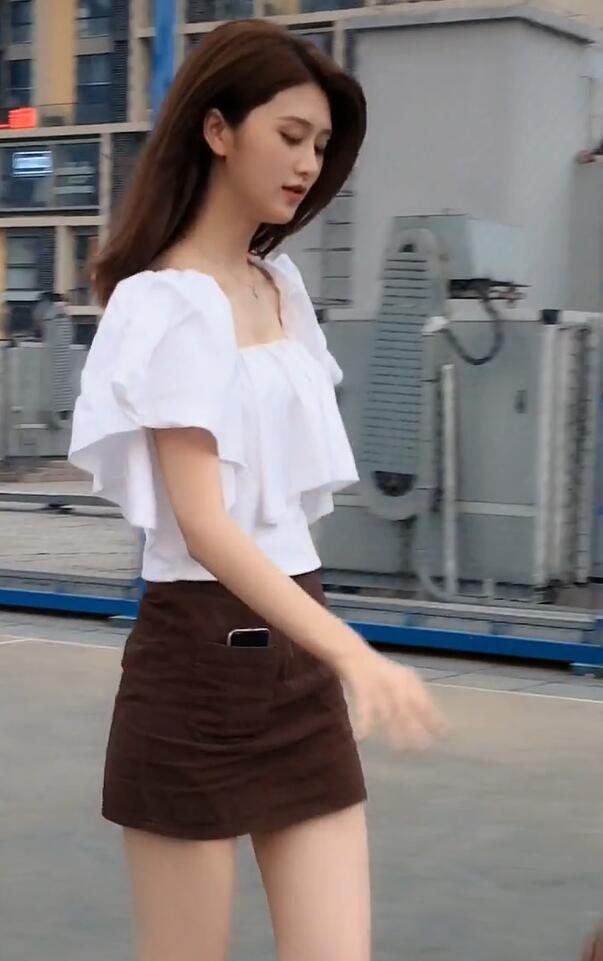 展示|街拍小姐姐,时髦少女的包臀裙造型,打篮球也要展示美的一面