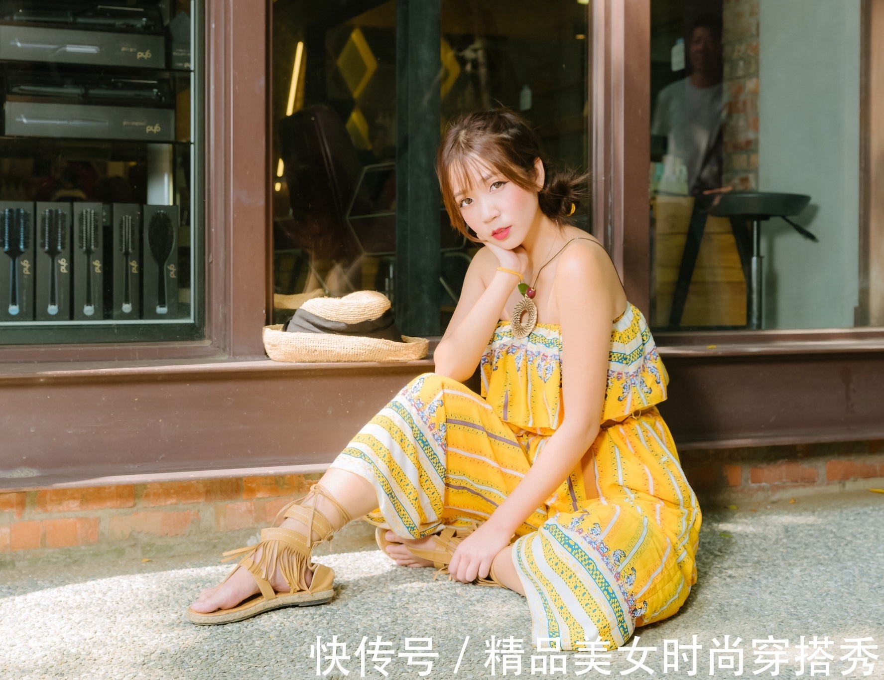 民族风|一字肩连体裤，搭配一双民族风十足的凉鞋，优雅浪漫