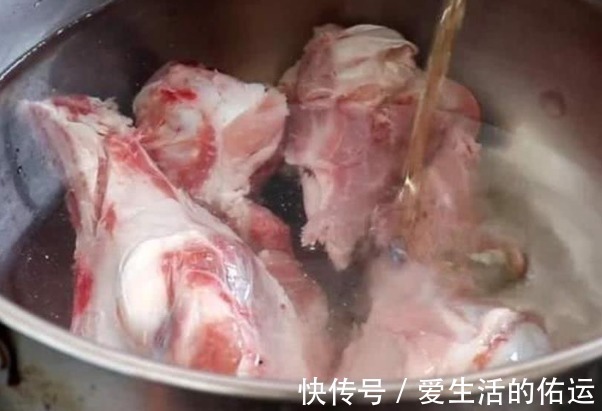 炖骨头汤，只放3个料就够了，炖好后汤白不黑，鲜美不腥不油腻