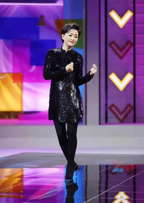 52岁杨澜打扮真时髦，穿蓝色长裙身材没发福，扎丝巾满是贵妇感