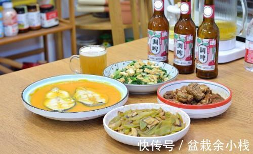 北京3口人的国庆节晚餐,2荤2素简单不单调,女主喝光一瓶啤酒