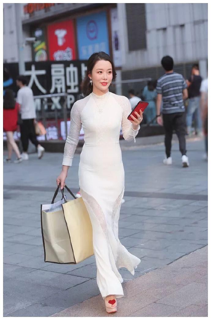 蕾丝 女神脚上搭配上一双黑色的尖头高跟鞋,让她看上去更加的有女人味