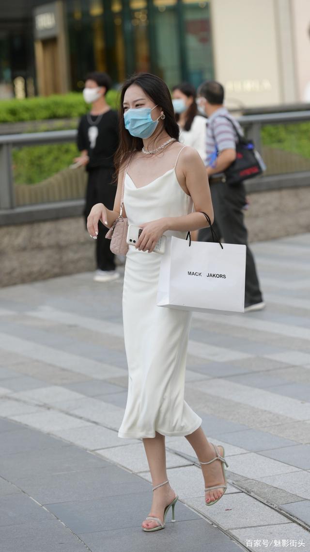 身高腿长的姑娘，白色吊带长裙搭配一字带细跟凉鞋，走出优雅大气