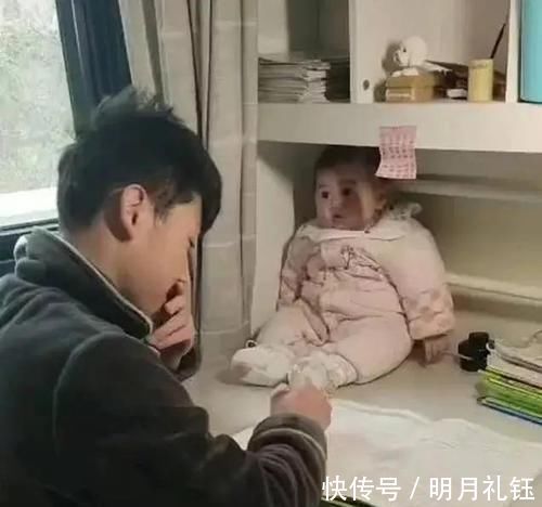 跑跑跑|哥哥写作业遇到难题，便把妹妹拎来做“吉祥物”，妹妹：我太难了