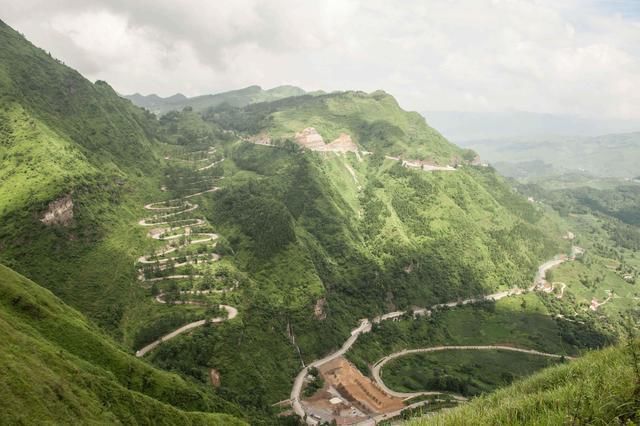 我国有条超惊险公路，如白龙盘山，在此开车超刺激，被誉为英雄路