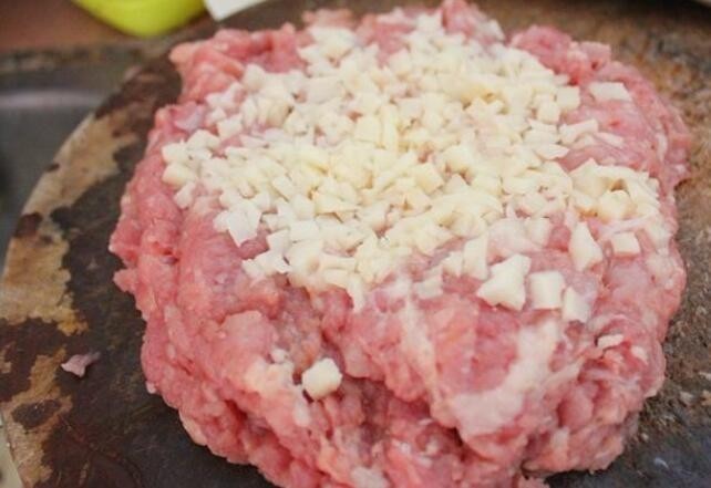 过节炸丸子别急着下锅，肉馅加点这“东西”，丸子酥脆可口