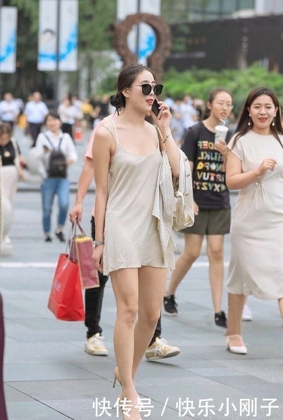 民气生|小姐姐穿浅色的吊带裙，装扮这么精悍，让民气生敬畏吧？