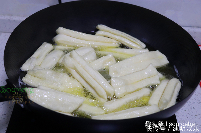 油条新做法,比油饼还简单,酥酥脆脆越吃越香,放5天不回软