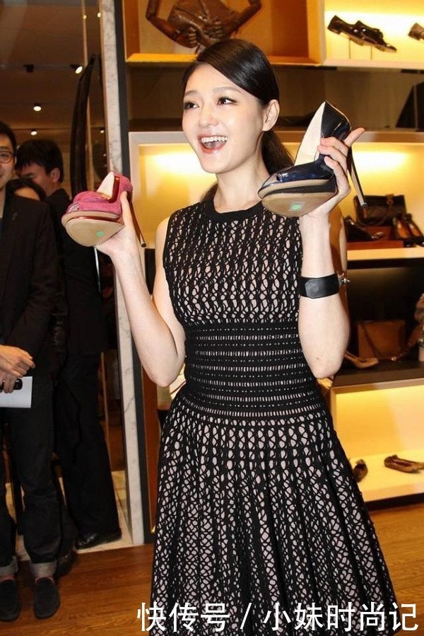 大S的气质真不错, 穿的裙子款式挺朴素的, 看着也很大气有魄力