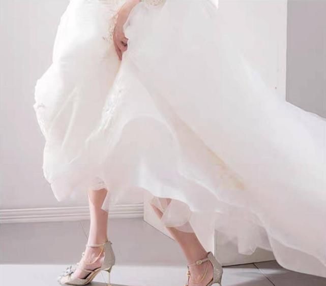 裸色 裸色尖头细跟,衬托出修长的腿部线条,展现柔美的脚部曲线