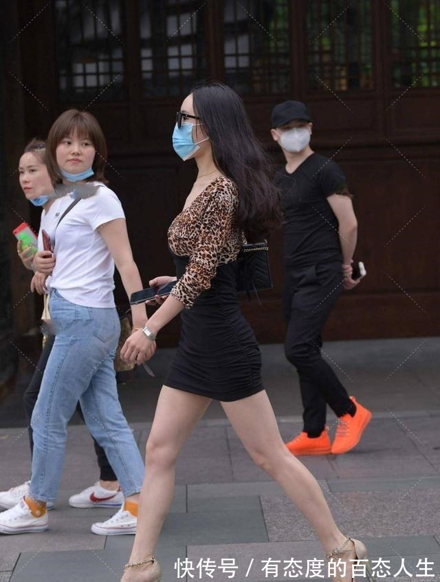 单品 豹纹图案修身裙，分享一些搭配指南，帮你轻松避免误区！