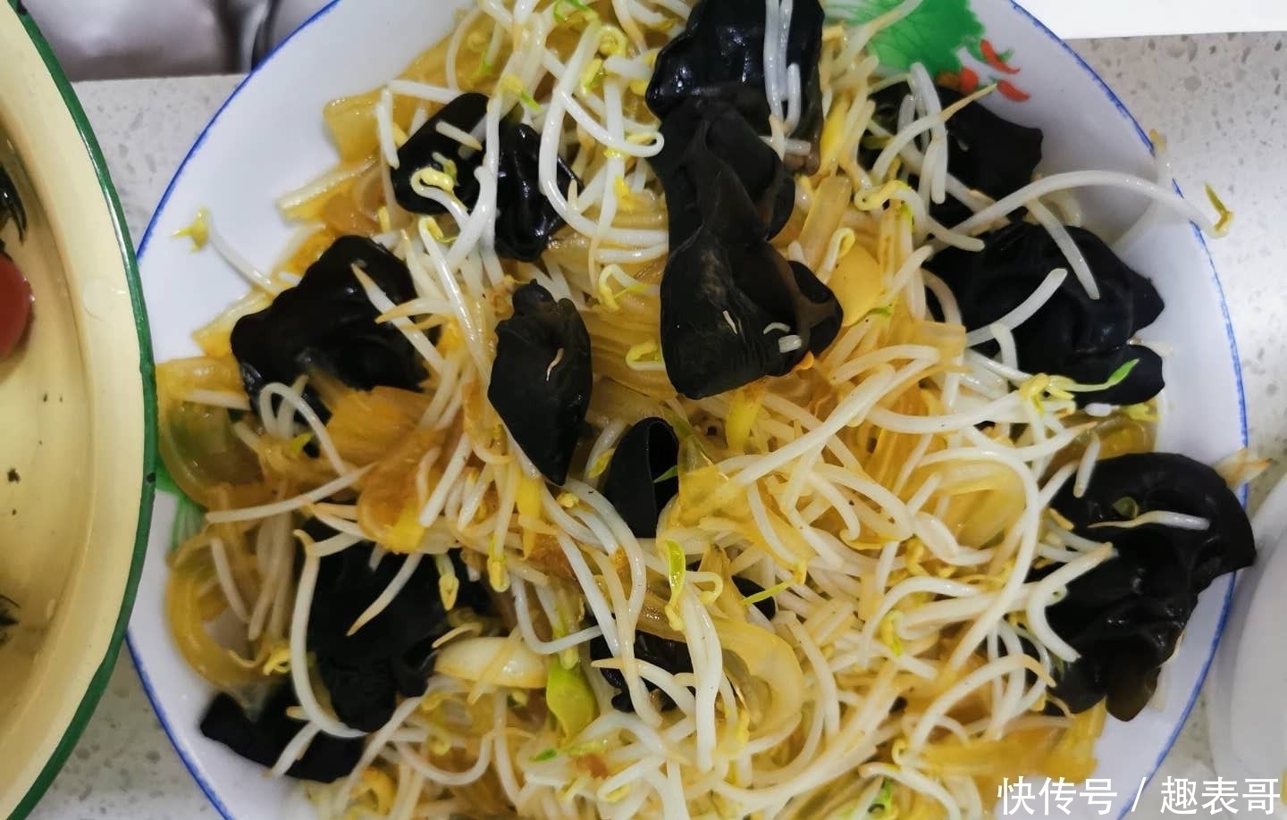 排骨|婆婆花300元做了10道菜,一桌摆不下,儿媳这在南方要1000块