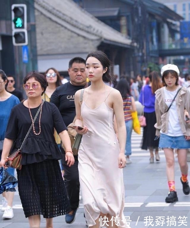 美女裙子选的“合适”,穿在身上,完全不担心掉价