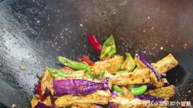 烧茄子最忌直接下锅,不然费油还难吃,多加1步,茄子香软不油腻