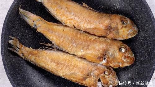 不粘|煎鱼时,只放油是不对的,多加这样“东西”,鱼皮完整还不粘锅