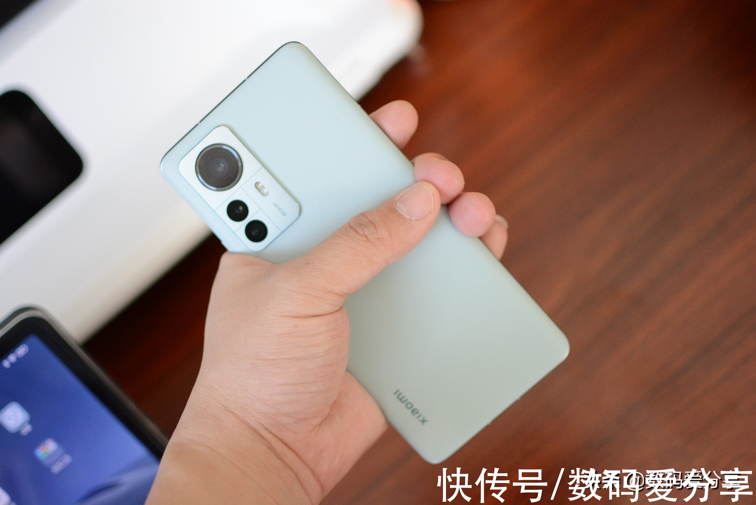 moto|小米12开箱上手：手感绝绝子，硬件几乎拉满，闭着眼睛买就对了