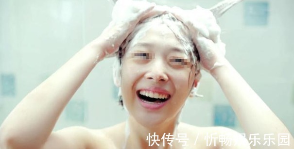 心理健康|19岁女儿洗澡裸身出来玩手机,爸爸习以为常,妈妈这很正常