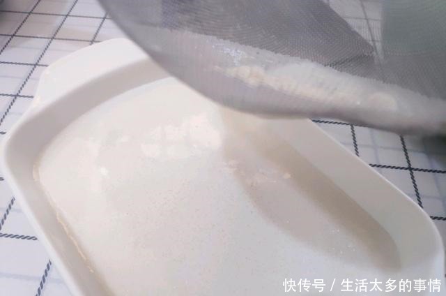 咬一口幸福感爆棚糯米糍,糯米粉蒸一蒸,裹上芝麻更好吃!